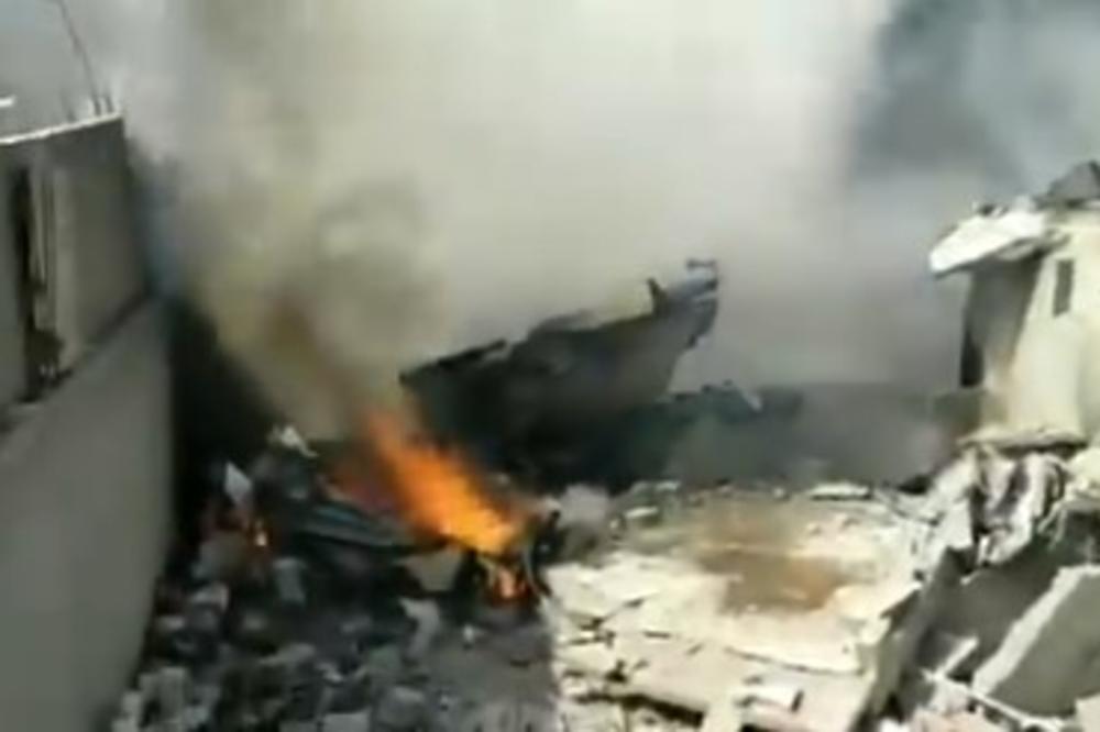 PRVI SNIMCI SA MESTA PADA AVIONA U PAKISTANU: Letelica sa 107 putnika se zapalila i srušila na kuće (VIDEO)