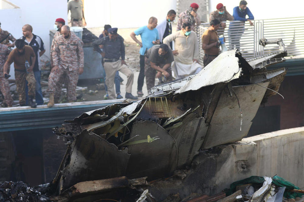 OVOM REČENICOM OSUDIO 97 PUTNIKA NA SMRT: Kapetan pakistanskog aviona pre pada rekao nešto što je zapanjilo istražitelje
