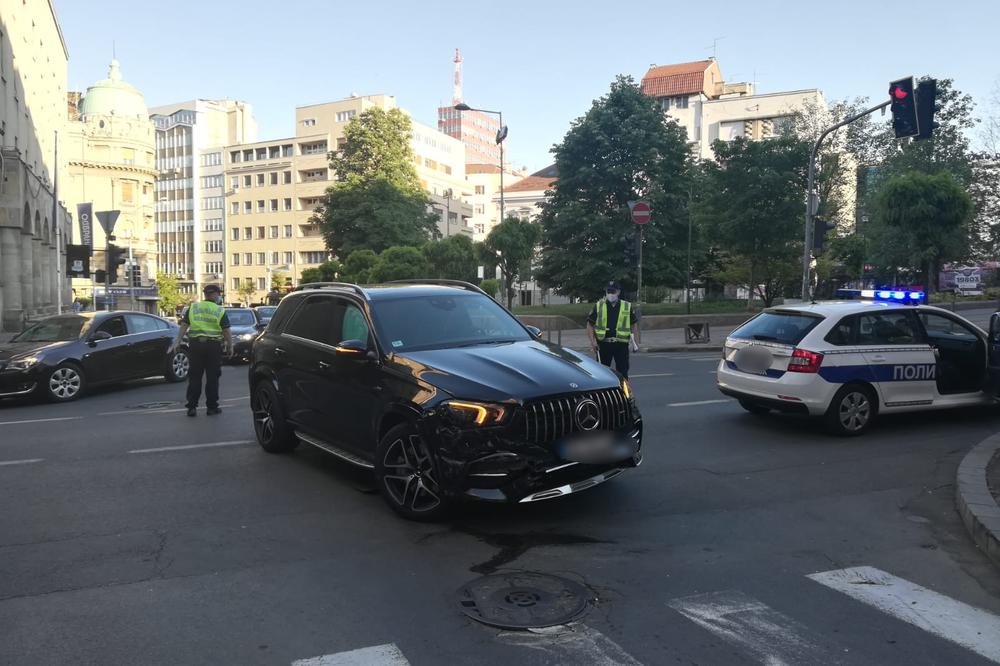 UDES U CENTRU BEOGRADA: Kod Narodnog pozorišta skršen skupoceni mercedes (KURIR TV)