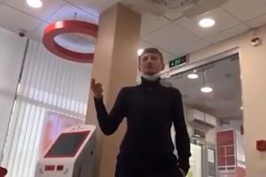 TALAČKA KRIZA U MOSKVI Uhapšen muškarac koji je ušetao u banku i pretio da će sve razneti! Na ulici ostavio poruku VIDEO