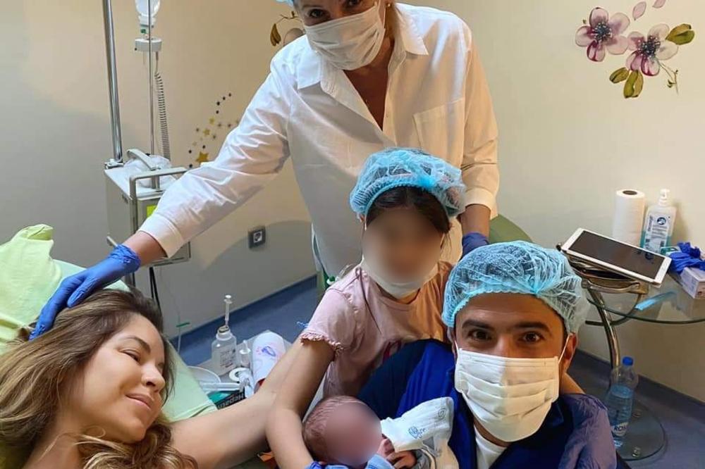 SREĆNA PORODICA: Janko Tipsarević odveo ćerku u porodilište da vidi mamu i brata! Jedna slika mami suze na oči