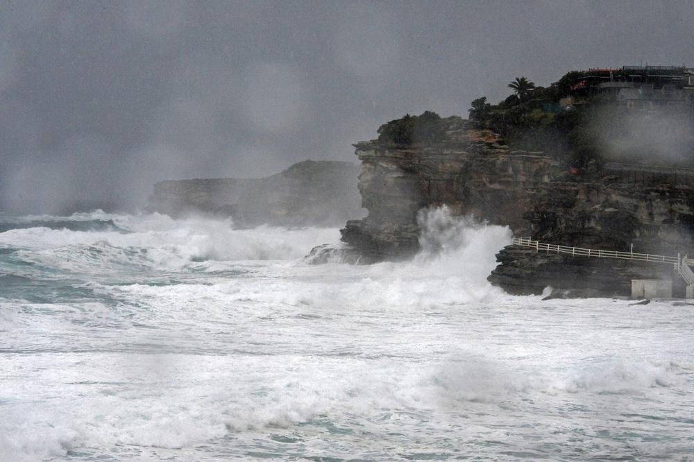 AUSTRALIJI PRETI NAJSNAŽNIJA OLUJA U POSLEDNJIH 10 GODINA: Očekuju se jaki vetrovi i talasi do 8 metara, sprema se potop