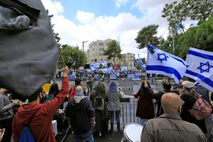 DEMONSTRACIJE ISPRED SUDA U JERUSALIMU: Okupili se protivnici i pristalice Netanijahua, napeto pred početak suđenja