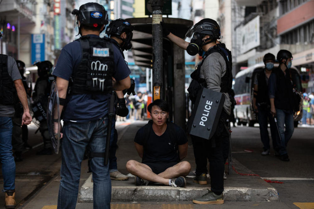 HAOS U HONGKONGU! Sve ključa na ulicama: Uhapšeno najmanje 180 osoba, policija koristila SUZAVAC I VODENE TOPOVE!