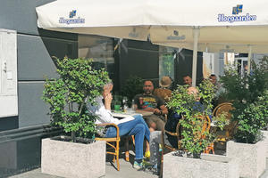 GLUMAC SE NE ODVAJA OD PRIJATELJA: Timarov kafeniše u MUŠKOM društvu! (FOTO)