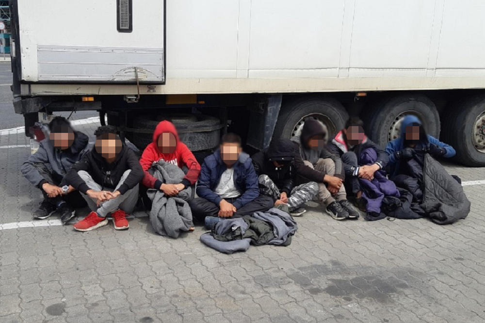 MIGRANTI OTKRIVENI U KAMIONU S KUPUSOM: 8 Avganistanaca uhvaćeno na prelazu Horgoš u pokušaju da ilegalno pređu granicu!
