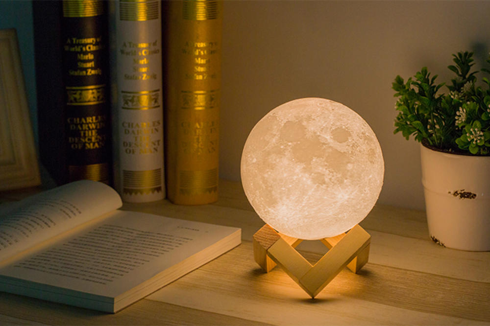 ZAŠTO JE OVO NAJPRODAVANIJA SVETILJKA? Lampa u obliku meseca kao relaks terapija i romantični dekorativni element!