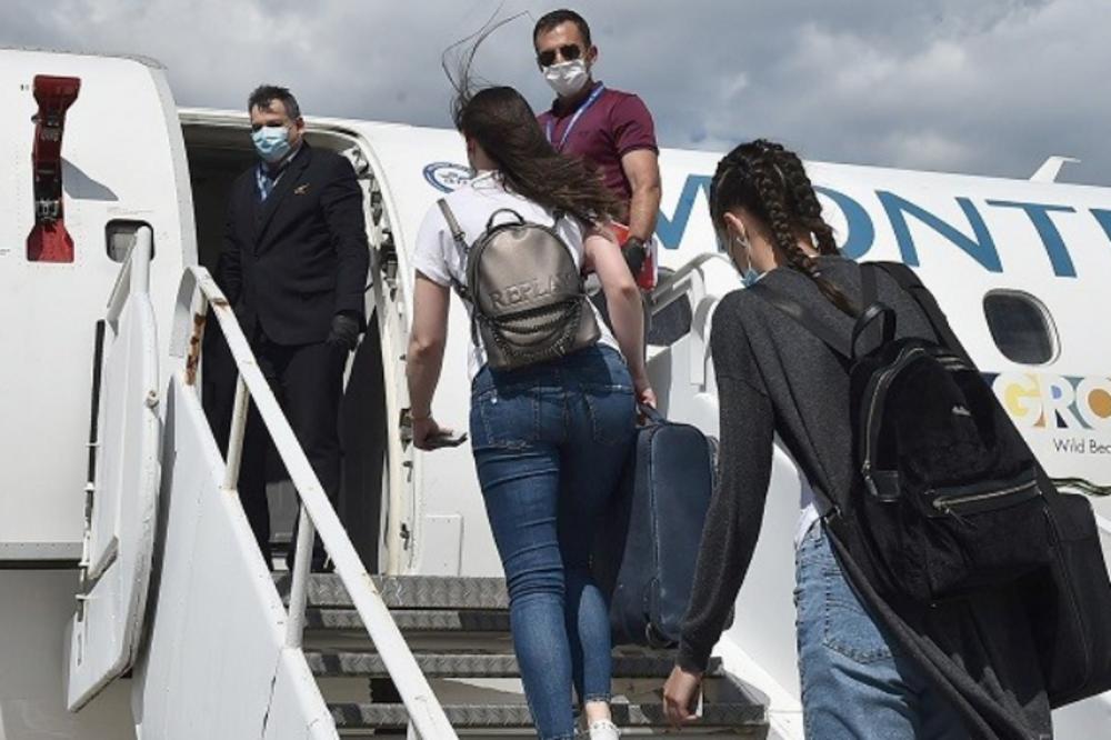 ONI KAMENOM, SRBIJA HLEBOM: Specijalnim letom u Beograd doputovalo 116 studenata iz Crne Gore