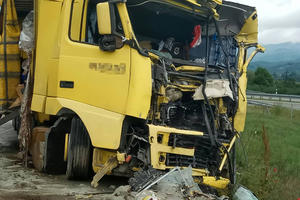 TEŠKA NESREĆA U SELU RANUTOVAC KOD VRANJA: Vozač autobusa poginuo u sudaru sa kamionom