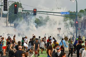 HAOS U MINEAPOLISU POSLE SMRTI AFROAMERIKANCA: Sukobi policije i demonstranata, pljačke i požari tokom protesta (VIDEO)