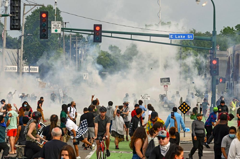 HAOS U MINEAPOLISU POSLE SMRTI AFROAMERIKANCA: Sukobi policije i demonstranata, pljačke i požari tokom protesta (VIDEO)