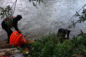 MIGRANT IZVUČEN IZ DRINE: Ostao zaglavljen na sredini reke, od užasne smrti ga spasli vatrogasci