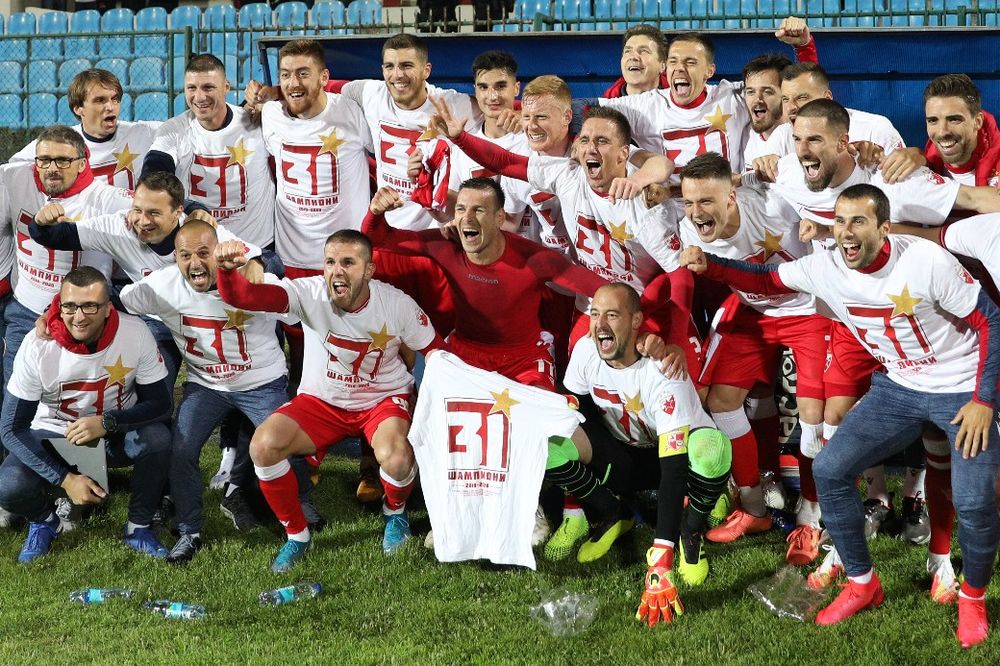 SVE JE GOTOVO, SVE JE PIJANO: Fudbaleri Crvene zvezde u posebnim majicama proslavili 31. titulu šampiona! KURIR TV