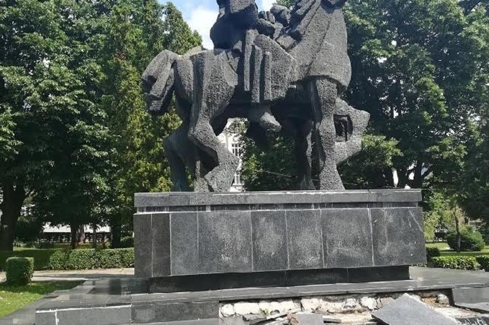 BRUKA I SRAMOTA U VRANJU: Vandali opet oštetili Spomenik revolucije posvećen oslobodiocima grada u Drugom svetskom ratu