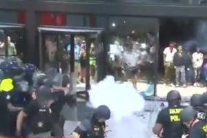 NEREDI U SEDIŠTU CNN U ATLANTI: Demonstranti bacali vatromet na novinare, zapalili i policijski auto (VIDEO)