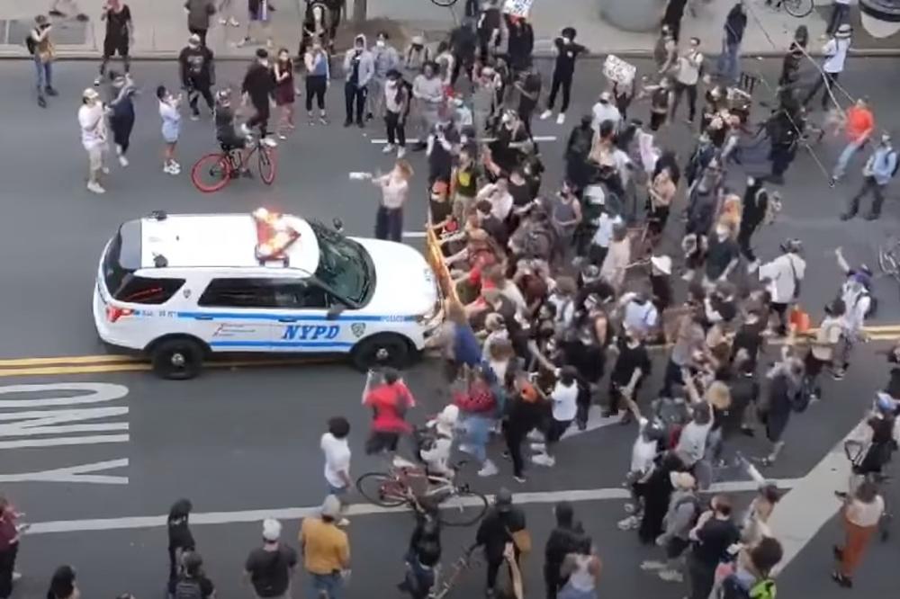 POLICIJA U BRUKLINU GAZI DEMONSTRANTE: Besna rulja ih okružila i napala, a onda su policajci dali gas (VIDEO)