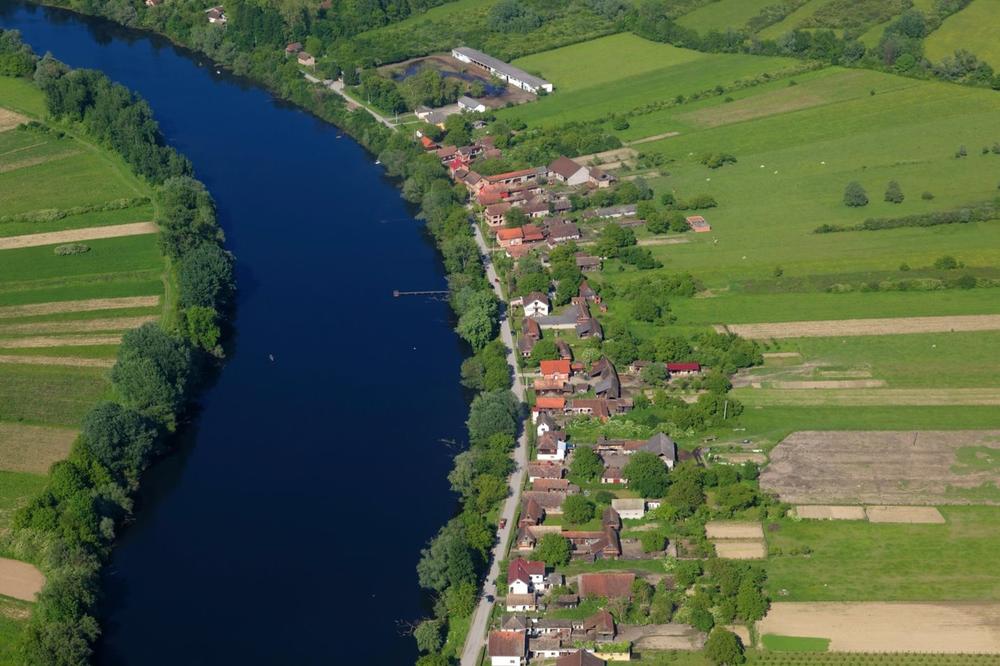 PREVRNUO SE ČAMAC KOD NOVE GRADIŠKE: Dvoje ljudi spaseno, za muškarcem se još traga