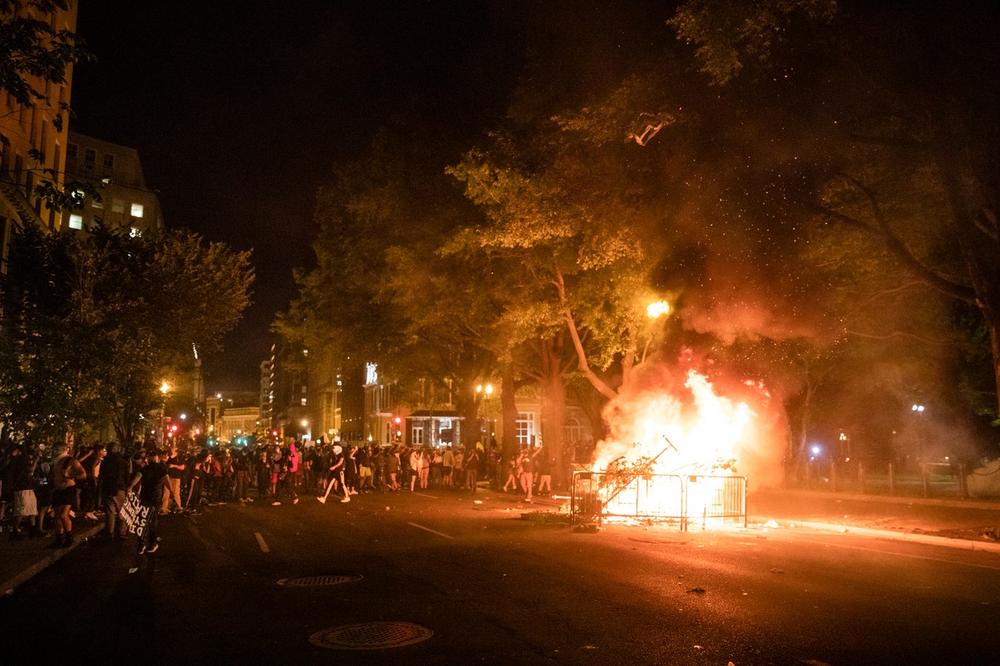 NEMIRI U BLIZINI BELE KUĆE Demonstranti palili vatru i poručili: Bez pravde, bez mira - ne želimo rasističku policiju