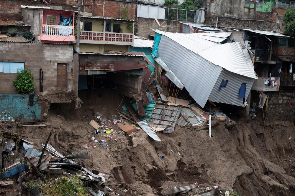 TROPSKA OLUJA AMANDA NAPRAVILA HAOS U SALVADORU I GVATEMALI Poginulo najmanje 14 ljudi, proglašeno vanredno stanje VIDEO