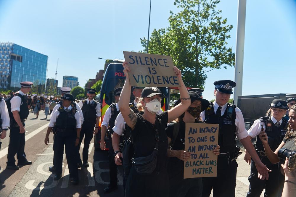 PROTESTI U LONDONU I BERLINU: Nemiri zbog smrti Afroamerikanca prešli i na Evropu, uhapšeno 11 demonstranata (VIDEO)