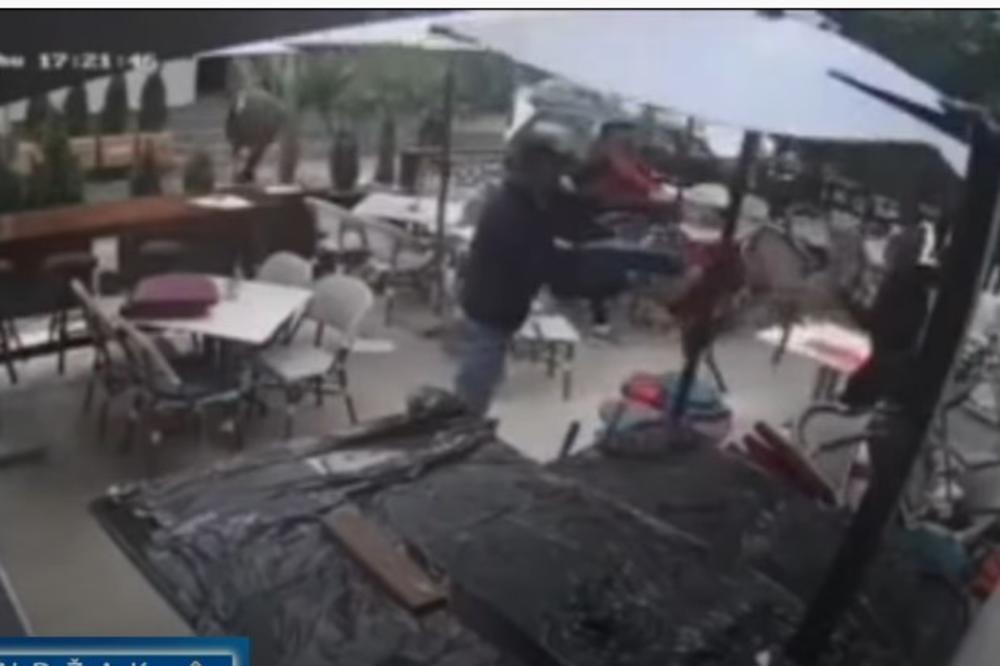 SVA BRUTALNOST TUČE STALA JE U 2.5 MINUTA: Isplivao snimak obračuna u kafiću iz Pazara! Tukli se i sa POLICIJOM (VIDEO)