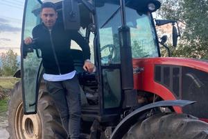 ŠTA ĆE JELENA DA MU KAŽE: Duško Tošić sa ćerkama provozao traktor po Orlovatu! VIDEO