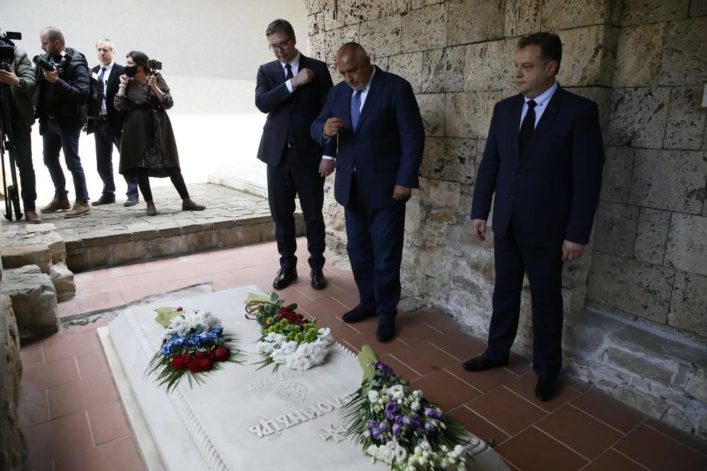 VUČIĆ POLOŽIO VENAC NA SRPSKO SVETO MESTO U BUGARSKOJ: Predsednik posetio nekadašnji grob Svetog Save u Trnovu KURIR TV