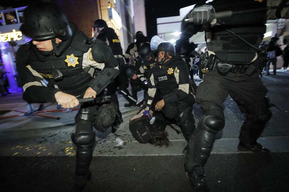 POLICAJAC UPUCAN U NEREDIMA U LAS VEGASU: Rasni nemiri se ne smiruju u SAD! Haos na ulicama već danima!