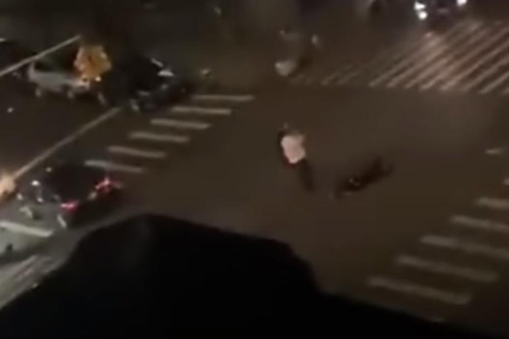 BRUTALNE SCENE U NJUJORKU: Policajac pregažen, od siline udarca odleteo u vazduh, pa ostao nepomično da leži (VIDEO)