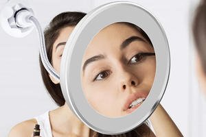 SVETLEĆE OGLEDALO: Uveličava čak 10 puta, rotira se i olakšava vam šminkanje i sređivanje lica!