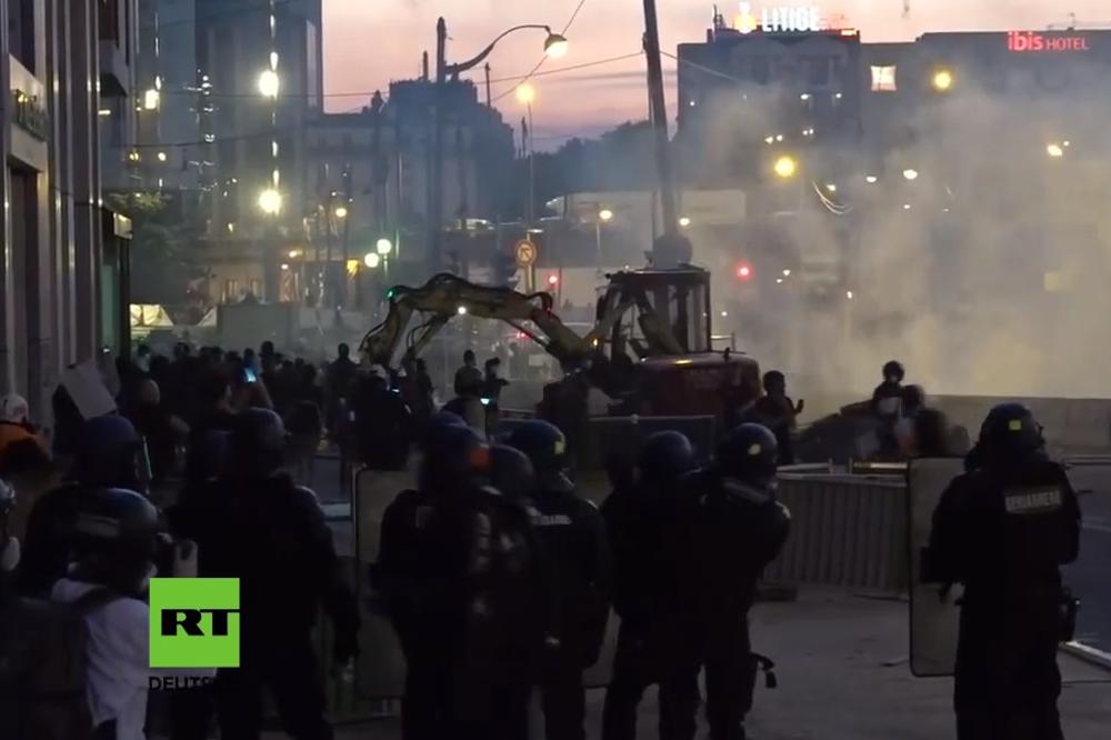 HAOS U PARIZU! Protest hiljada ljudi zbog korona mera i STRADANJA AFROAMERIKANCA! Policija upotrebila SUZAVAC! (VIDEO)