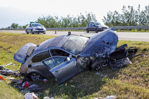 JEZIVA SCENA KOD HORGOŠA: Automobil se isprevrtao i sleteo u jarak! Troje putnika hitno prevezeni u bolnicu (FOTO)