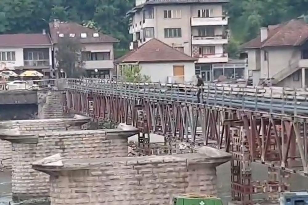 PEVAČ ZVEZDA GRANDA HTEO DA SE UBIJE: Popeo se na most da skoči, a evo ko ga je spasao (VIDEO)
