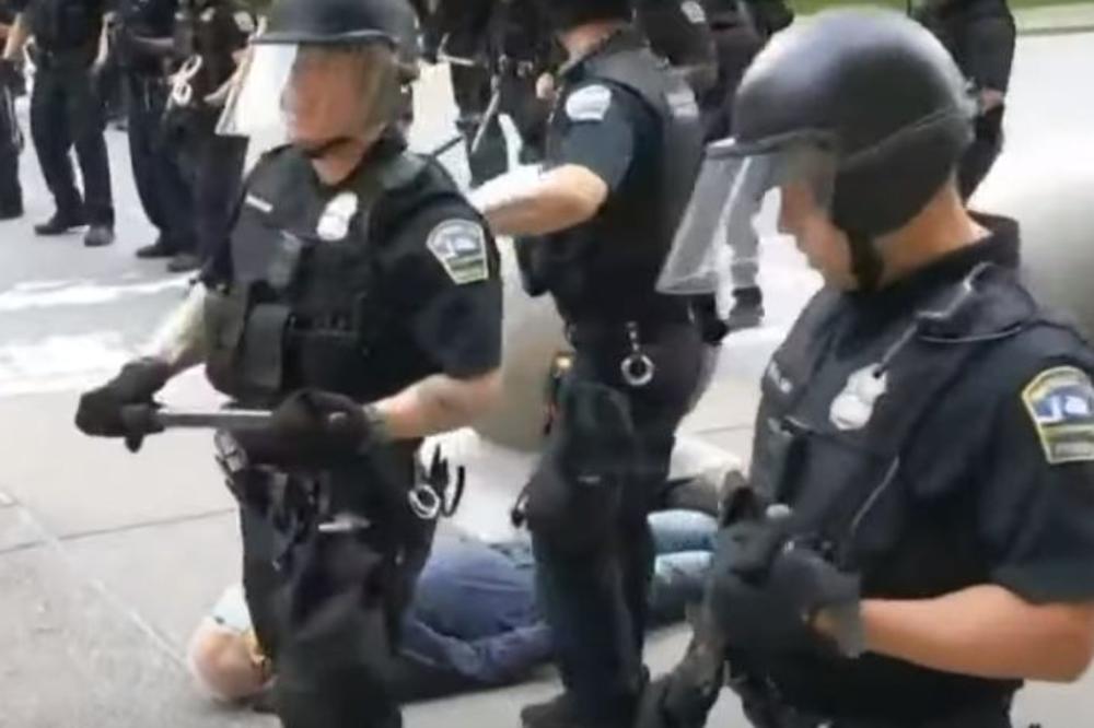 POLICIJA NASTAVLJA DA BIJE: Udarili demonstranta i oborili ga na zemlju! Krenula mu je krv iz glave (VIDEO)