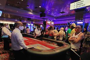 PREPUNE KOCKARNICE U LAS VEGASU: Narod pohrlio u kazina u prvim satima nakon otvaranja, ne poštuju propisane mere