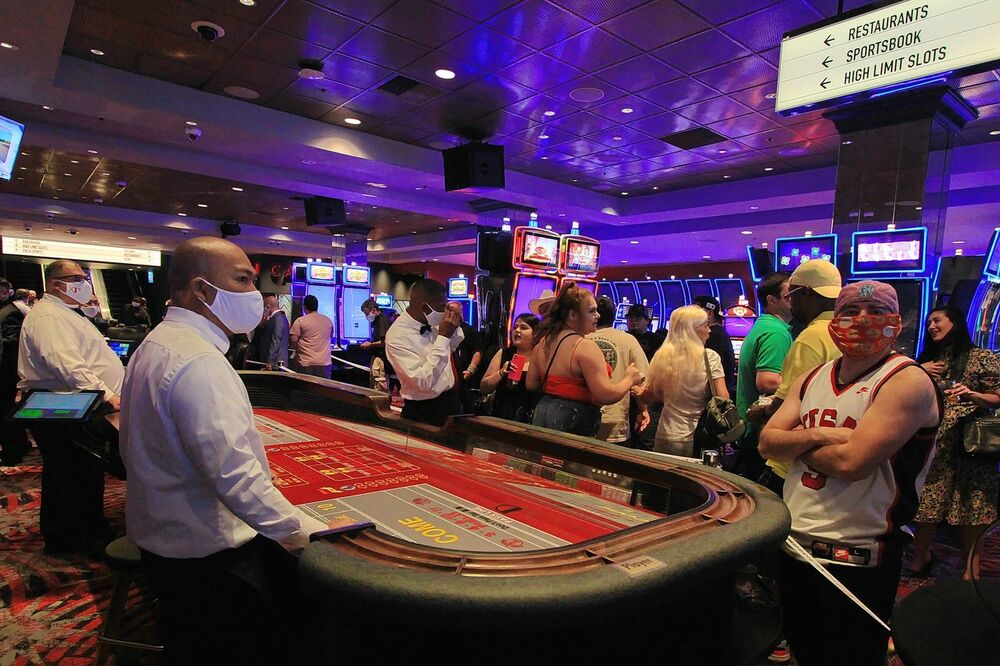PREPUNE KOCKARNICE U LAS VEGASU: Narod pohrlio u kazina u prvim satima nakon otvaranja, ne poštuju propisane mere