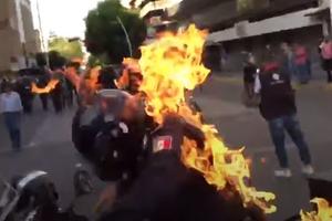 HOROR TOKOM NASILNIH PROTESTA U GVADALAHARI: Demonstrant zapalio policajca, uznemirujući snimak iz Meksika (VIDEO)