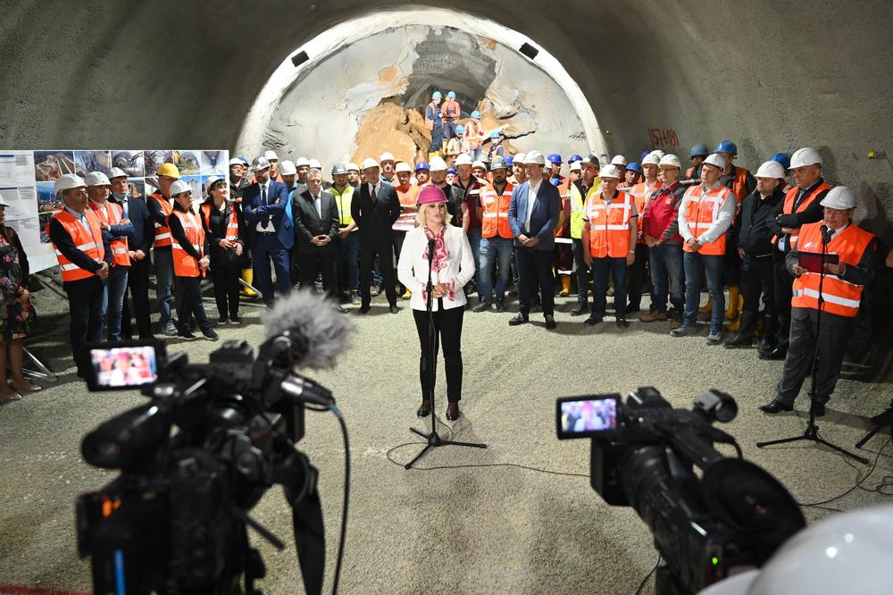 PROBIJENA LEVA CEV TUNELA ČORTANOVCI Mihajlović: Na jesen naredne godine od Beograda do Novog Sada za pola sata (FOTO)