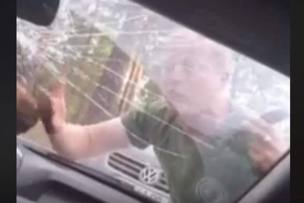 SAMO ĆU TE ISEĆI I ODLEŽATI 20 GODINA: Ovako ukrajinski nacionalisti prete policiji koja ne sme da izađe iz kola! VIDEO
