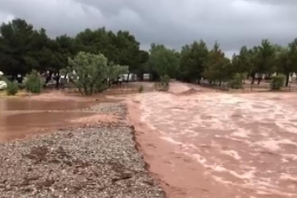 PALO VIŠE KIŠE ZA DAN NEGO NEKAD ZA CEO MESEC: Nezapamćene kiše u Dalmaciji donele poplave, bujice nosile sve pred sobom