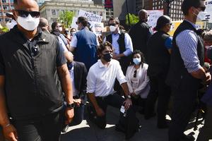I KANADA NA NOGAMA ZBOG FLOJDOVOG UBISTVA: Džastin Trudo kleknuo na protestu u Otavi, demonstranti mu zahvalili (VIDEO)