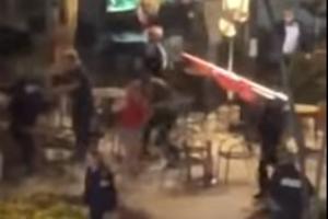 POGLEDAJTE MASOVNU TUČU NA ŠETALIŠTU U MITROVICI: Desetorica izašla iz kafića, policija uzvratila biber-sprejom (VIDEO)