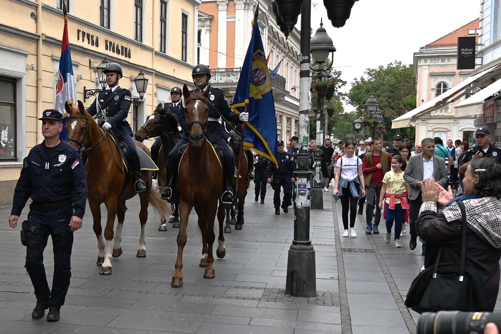 POLICAJCI DEFILOVALI KROZ CENTAR BEOGRADA: Četu konjanika svi gledali sa divljenjem (FOTO)