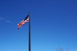 POCEPANA NA POLA: Oluja uništila najveću američku zastavu na svetu, mnogi u ovome videli simboliku situacije u SAD