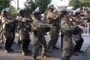 OVE SCENE SU ODUŠEVILE SVET: Nacionalna garda zaplesala čuvenu Makarenu sa demonstrantima! (VIDEO)