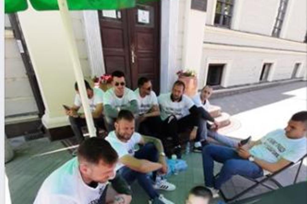 NE ODUSTAJU: Bivši fudbaleri Borca iz Čačka i dalje štrajkuju glađu zahtevajući isplatu zaostalih zarada!