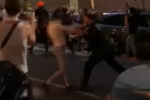 ODGURNUO DEMONSTRANTKINJU TOKOM PROTESTA U NJUJORKU: Policajac optužen za brutalan napad, snimak šokirao svet (VIDEO)