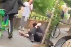 STRAVIČNA SCENA U LONDONU: Brutalno napali policiju, šutirali ih i tukli, prolaznici se smejali i pravili selfije VIDEO