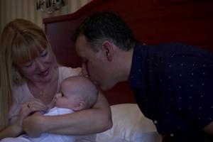 VEOMA DIRLJIVO: 70 dana nakon rođenja roditelji konačno zagrlili bebu! (KURIR TV)