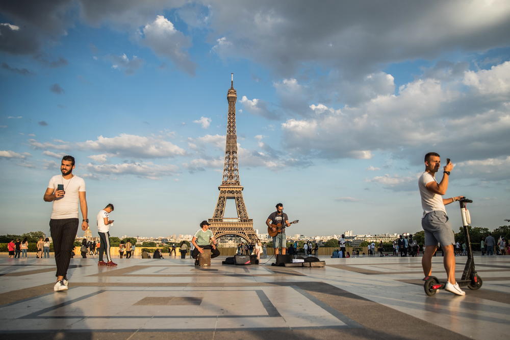 U FRANCUSKOJ RASTE BROJ OBOLELIH OD KORONE: Pariz i Marsej proglašeni visokorizičnim zonama